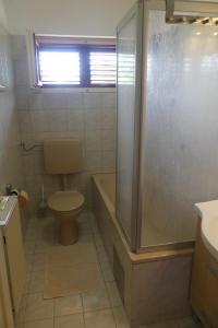 Bad mit Wanne/Dusche und WC