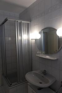 Badezimmer mit Dusche und WC